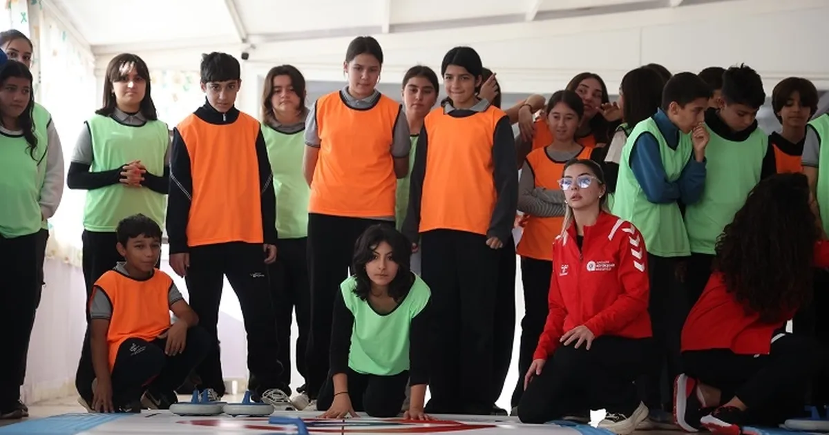 Antalya’da kız çocukları Floor Curling ile tanıştı