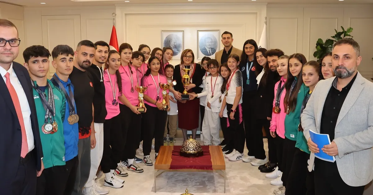 Gaziantep’in şampiyon sporcuları Başkan Şahin’i ziyaret etti