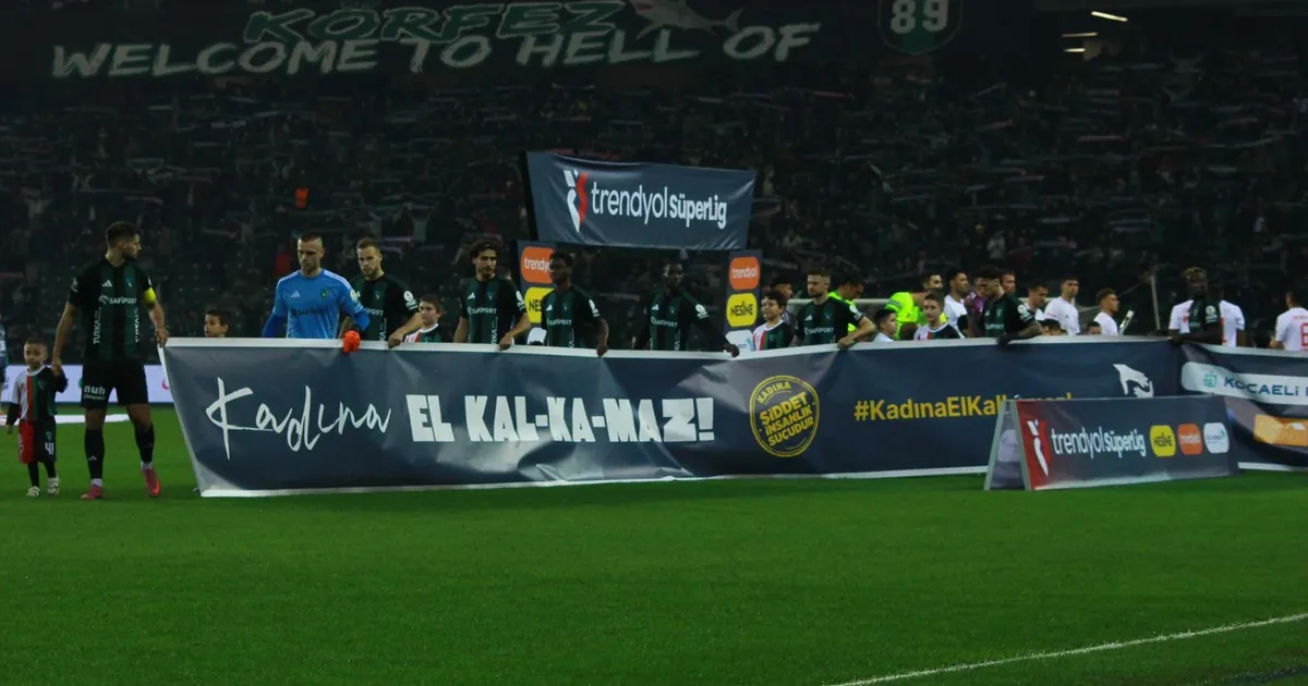 Kocaeli Stadyumu’nda futbolcular kadına şiddete karşı birleşti