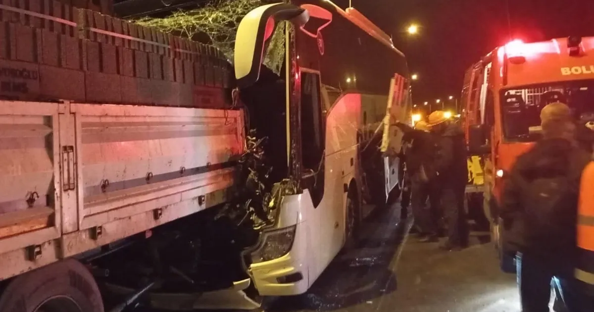 Anadolu Otoyolu’nda yolcu otobüsü TIR’a çarptı: 1 ölü, 3 yaralı