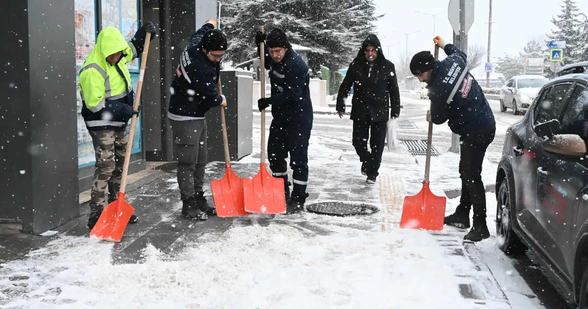 Bielcik Bozüyük’te karla mücadele çalışmaları başladı