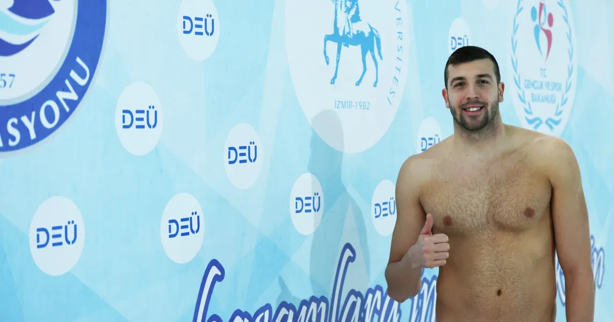 Dokuz Eylül kapılarını milli yüzücüye açtı