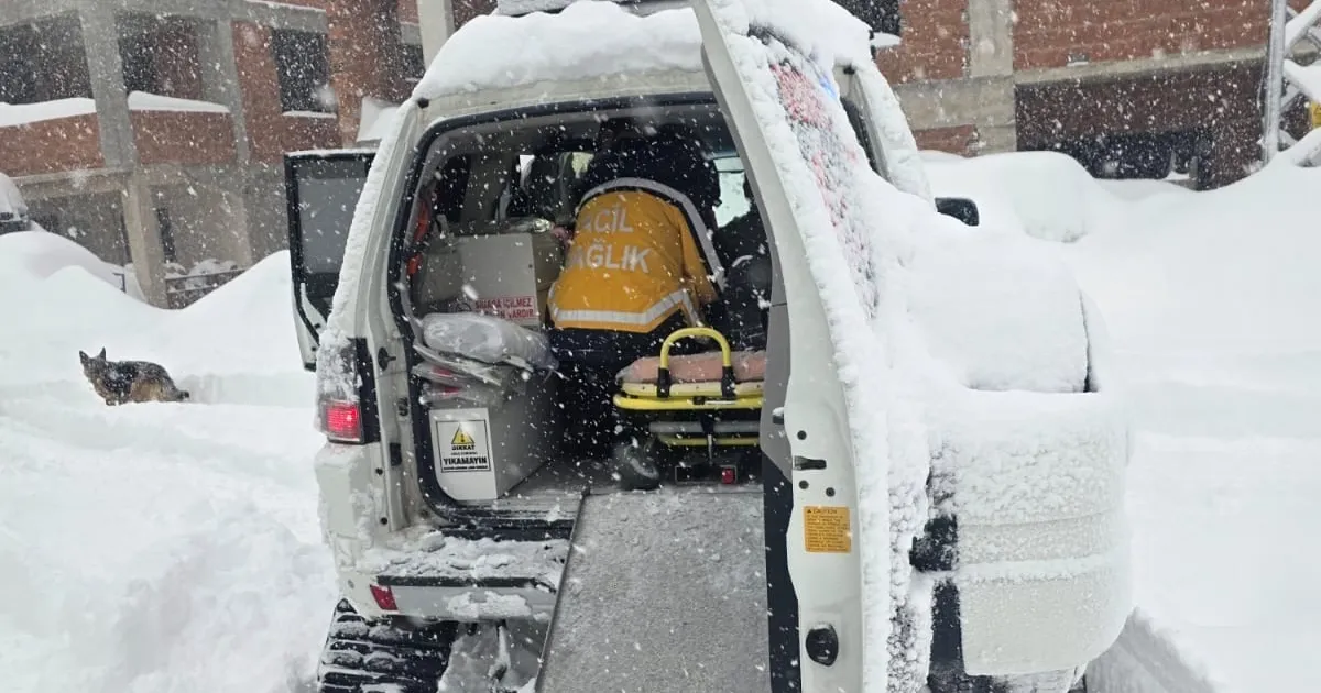 Düzce’de kar paletli ambulansla hasta kurtarıldı