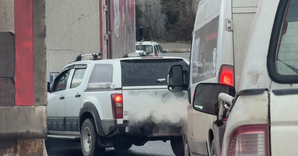 Düzce’de o kavşakta sıkça yaşanıyor: Sürücü trafiği kilitledi!