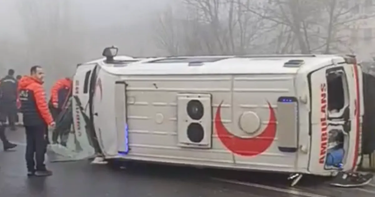 Düzce’de yoğun sis ambulansı yan yatırdı: 1 sağlık personeli yaralı