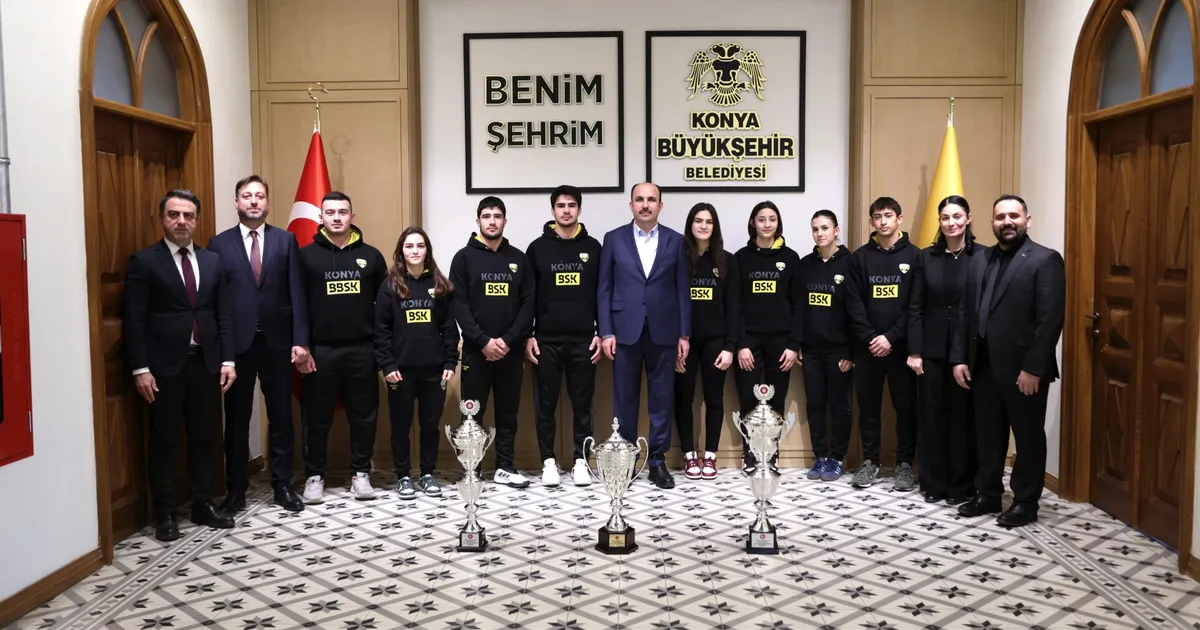 Konya Büyükşehir judocuları kupalarını Başkan Altay’a takdim etti