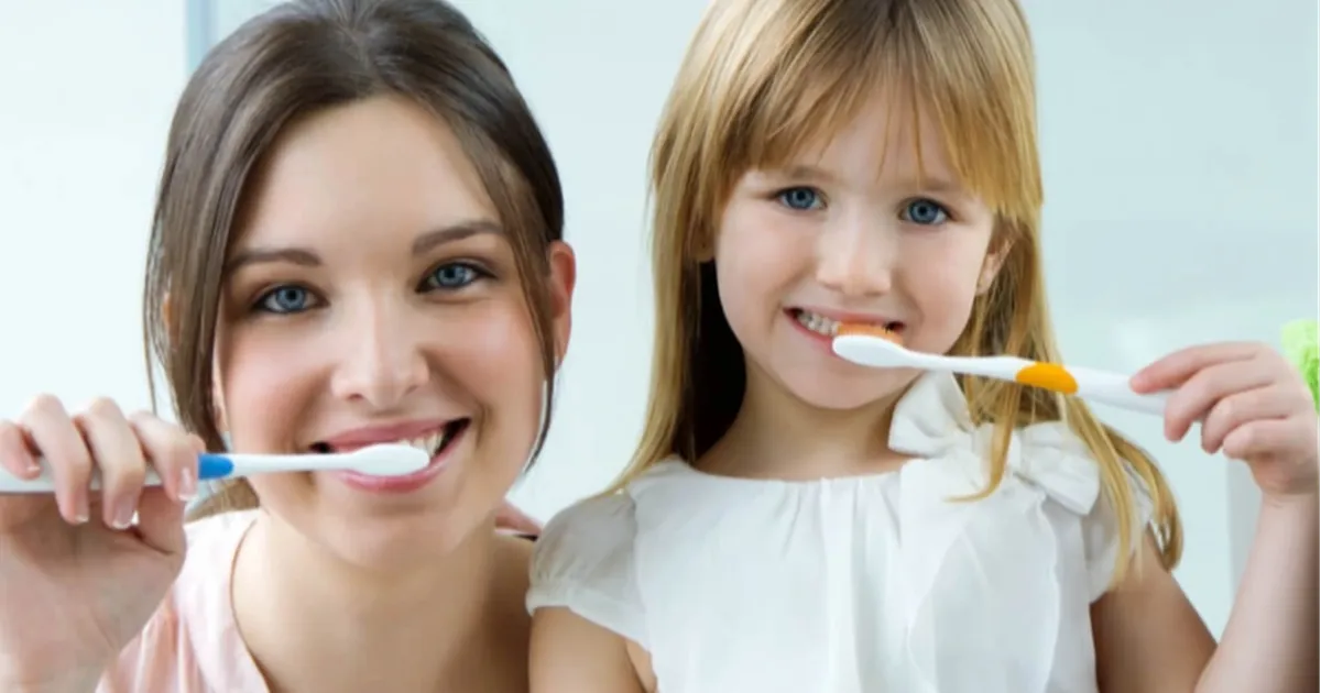 Süt dişlerinde düzenli fırçalama şart