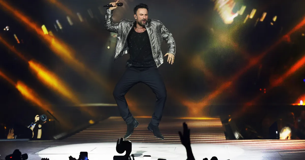 Tarkan sahneden ‘Beni çok sev’ diyerek seslendi