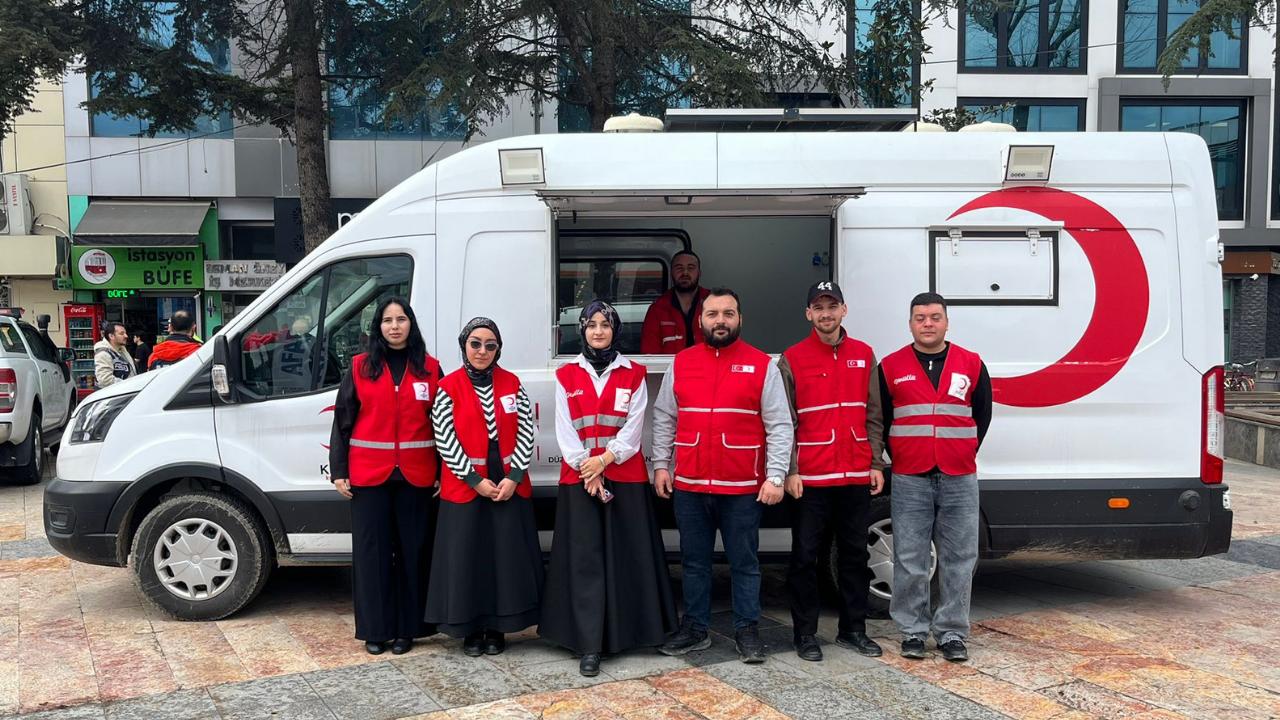 Düzce Genç Kızılay, Büyük Cami Önünde Vatandaşlara İkram Dağıttı
