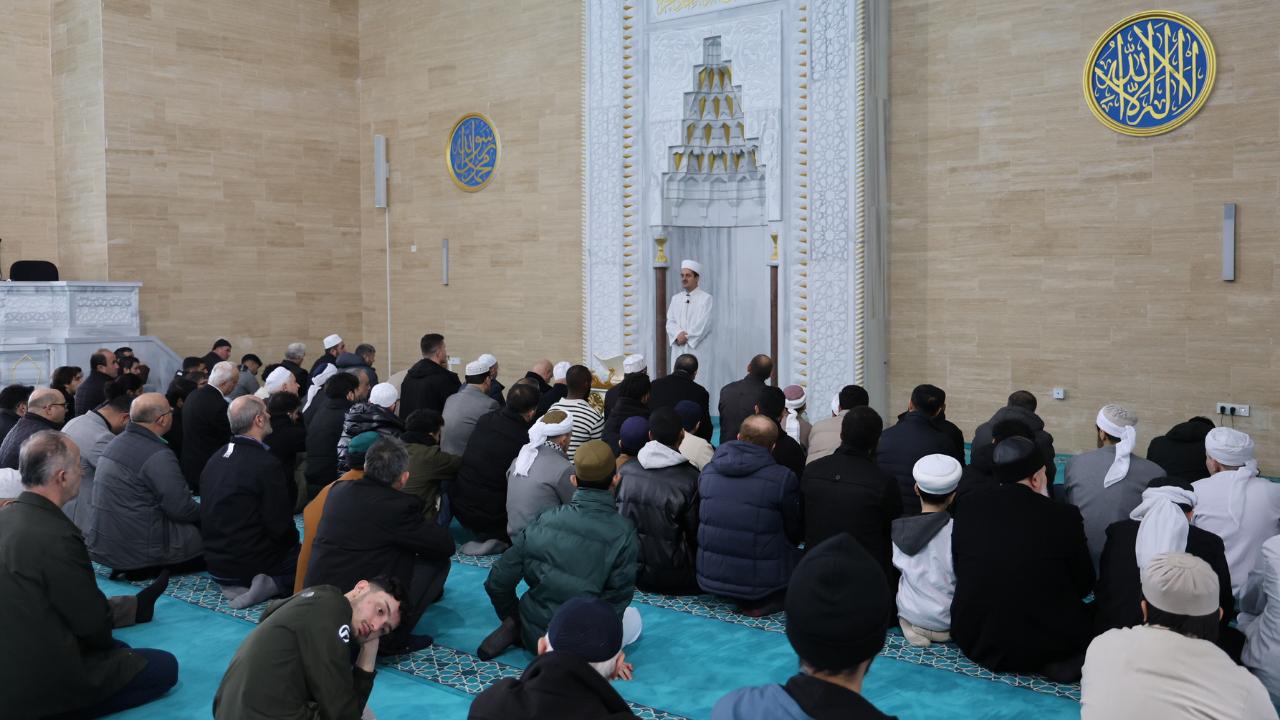 Filistinli Öğrencinin Şehit Edilen Ailesi İçin Gıyabi Cenaze Namazı Kılındı