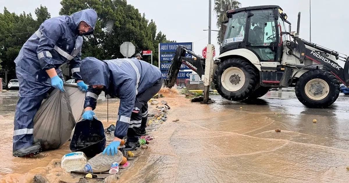 Antalya Büyükşehir ekipleri şiddetli yağışa karşı teyakkuz halinde