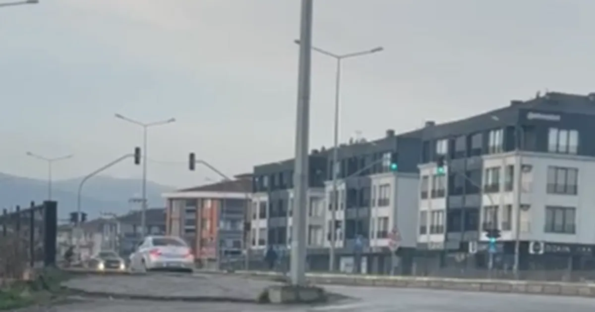 Düzce’de aynı kavşakta 3 dakikada 4 ters yön ihlali kamerada