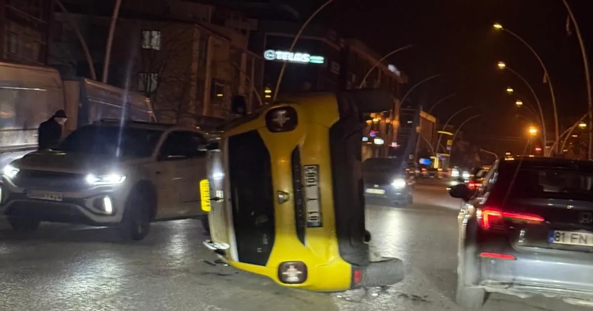 Düzce’de ticari taksi devrildi!