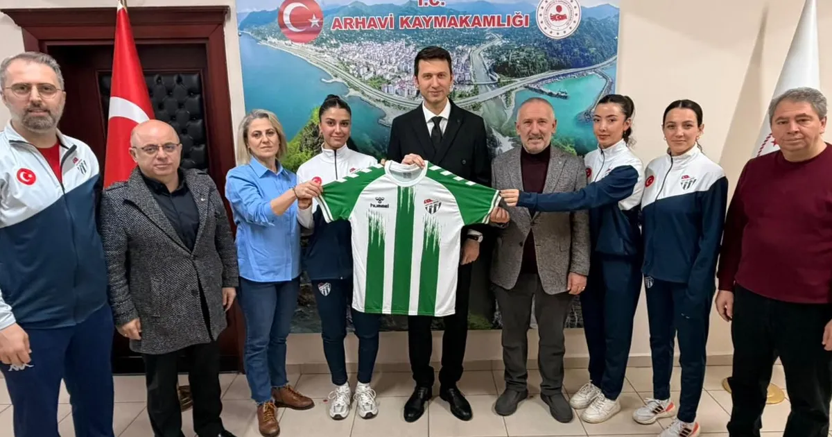Artvinspor Kadın Voleybol Takımı’ndan Arhavi Kaymakamı Çimşir’e ziyaret