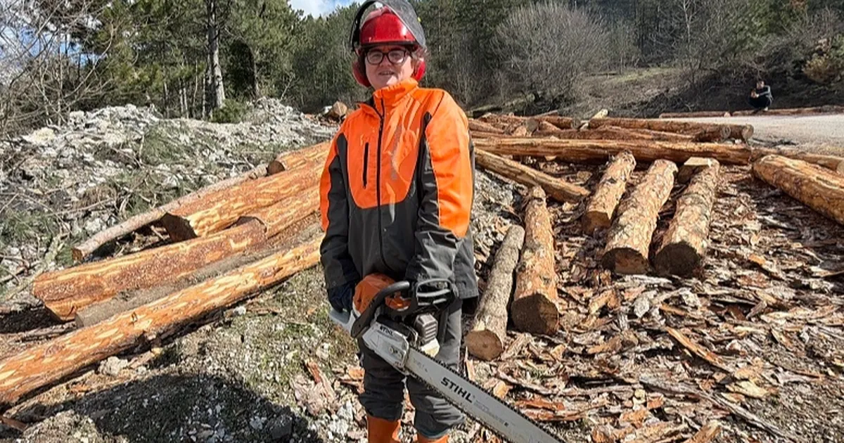 Babası ormanda hayatını kaybetti, o baltayı elinden bırakmadı!