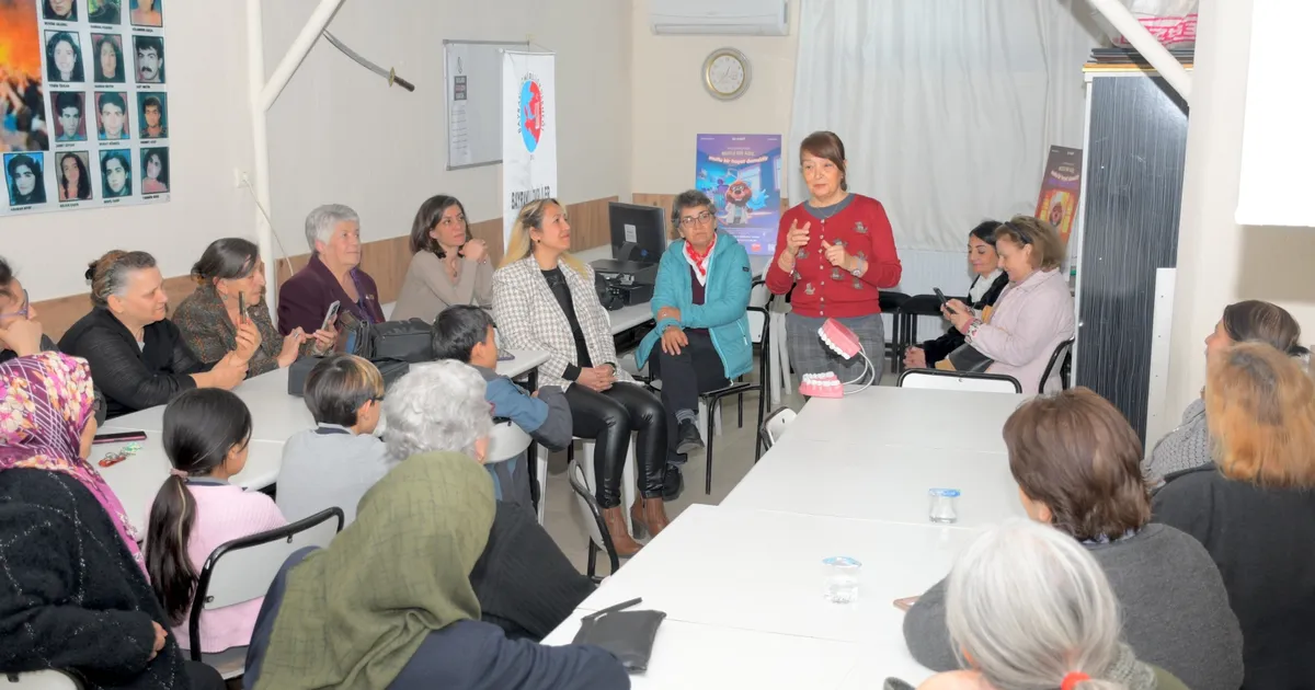 İzmir’de dişhekimleri diş sağlığının önemine dikkat çekti