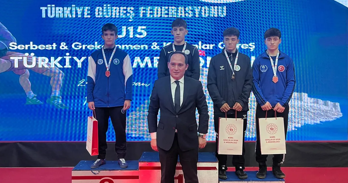 Bursalı güreşçiler Türkiye kürsüsünde