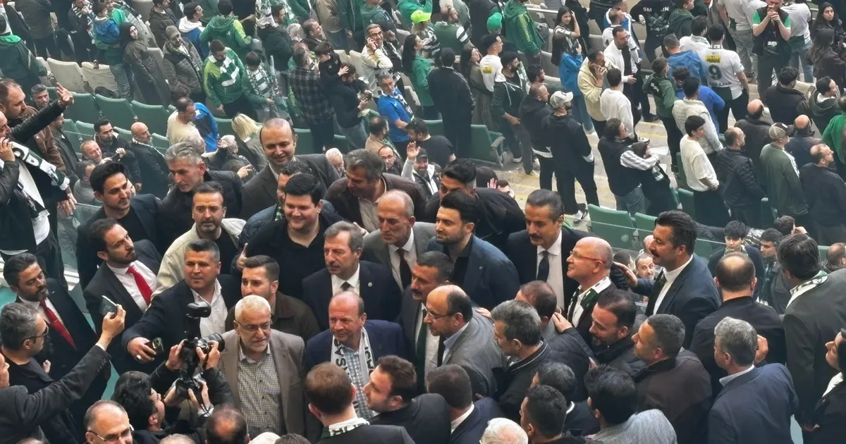 Bursaspor’un şampiyonluk coşkusu omuz omuza izlendi