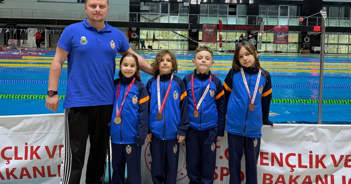 İnegöllü minik yüzücülerden 18 madalyalık gurur