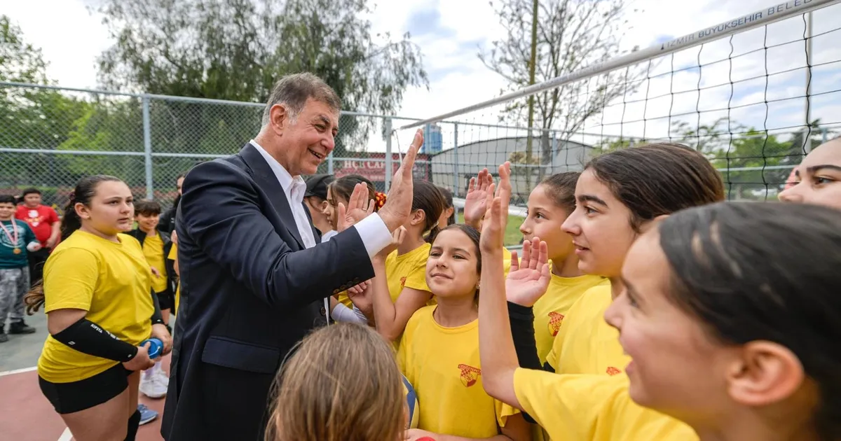 İzmir’de Başkan Tugay, sporcu çocuklarla buluştu
