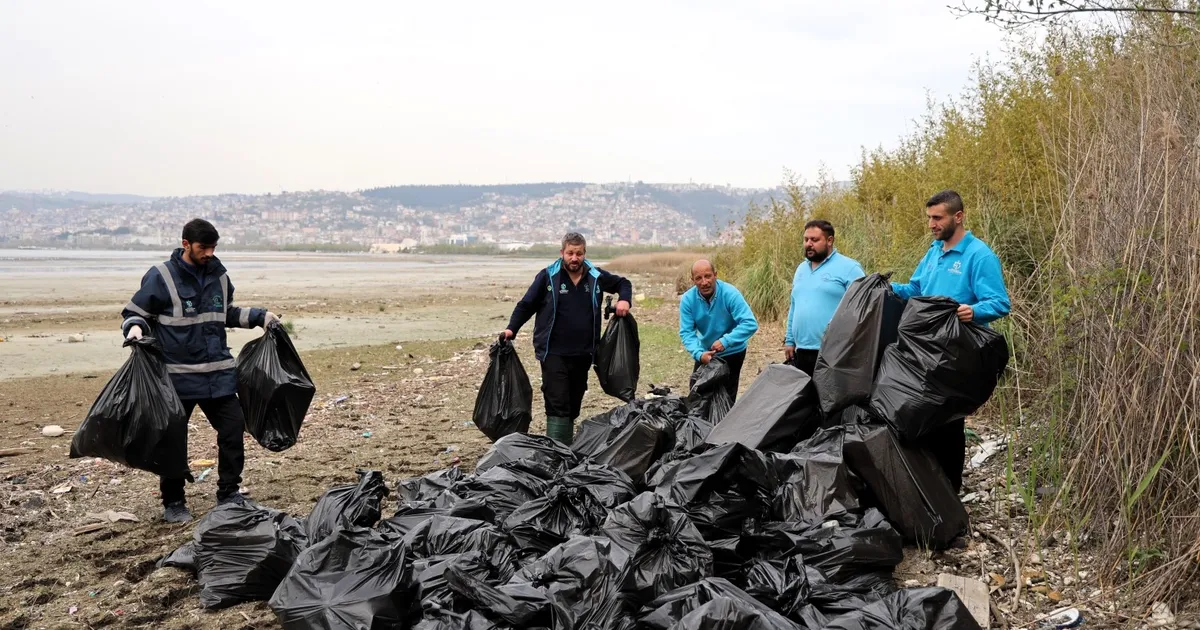 Kocaeli’de ekipler 50 torba atığı doğadan uzaklaştırdı