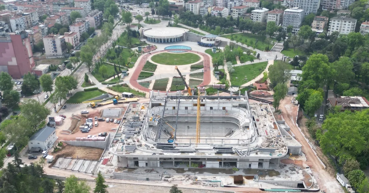 Bursa’da Atatürk Spor Salonu hızla yükseliyor… Tarihi salonda çatı işlemleri başladı