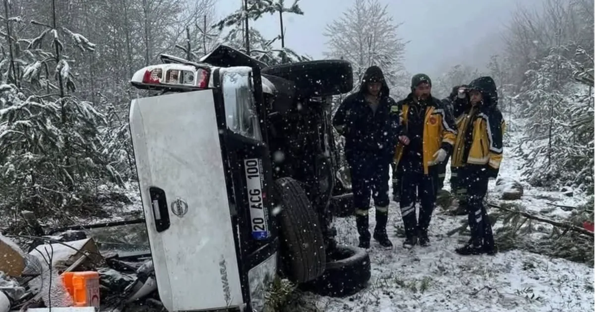 Elektrik arıza ekibi pikapla şarampole devrildi: 3 yaralı