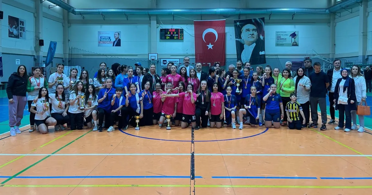 Futsal’da şampiyon Elmasbahçeler Salih Şeremet Ortaokulu