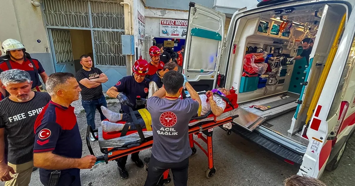 İzmir’de apartman boşluğuna düşen vatandaşı itfaiye kurtardı