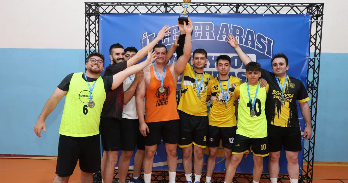 Konya’da 25 ilçede 2 bin 460 sporcu voleybol heyecanına ortak oluyor