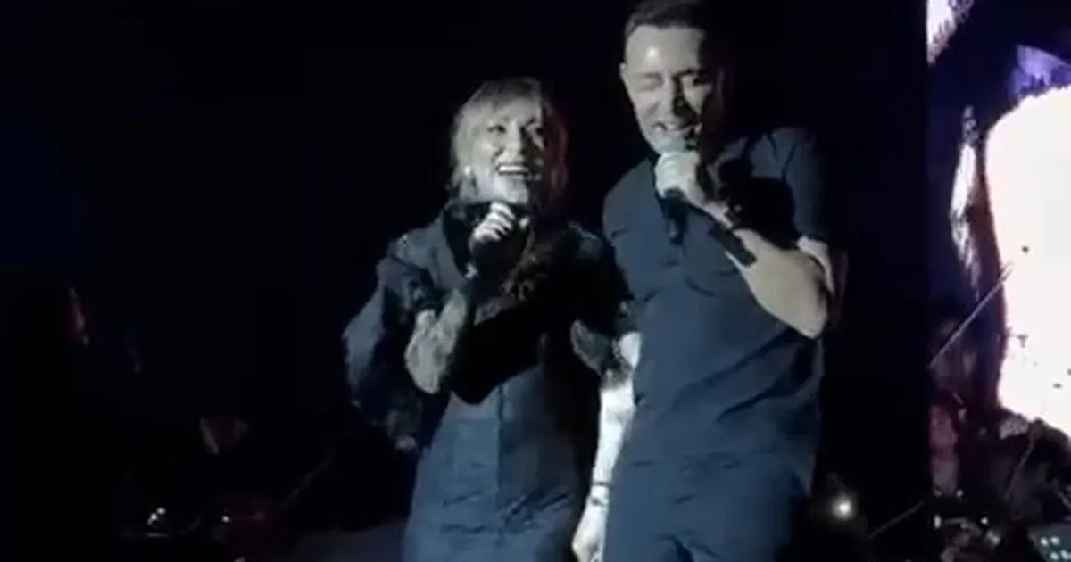 Mustafa Sandal konserinde kraliçe Ziynet Sali’yi ağırladı!