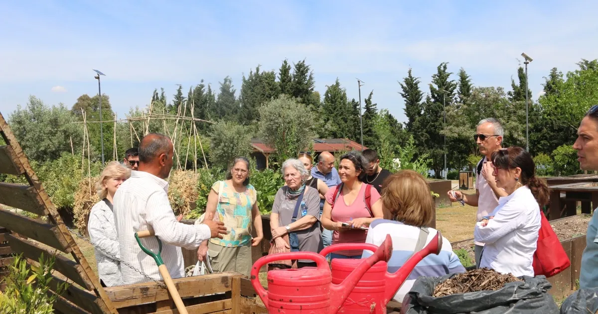 Organik atıklar komposta dönüşüyor… İzmir’de bahçede dönüşüm başladı