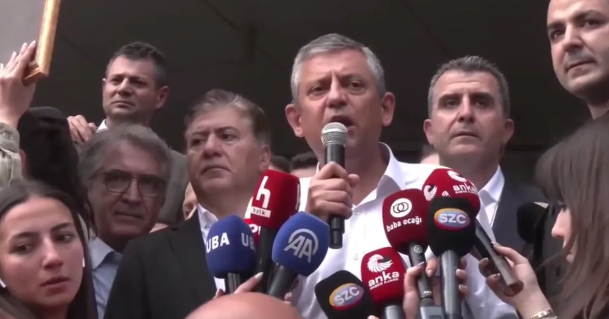 Özgür Özel: CHP sokakta, meydanda, yoldadır… Geri gelmek üzere çıkıyorum!