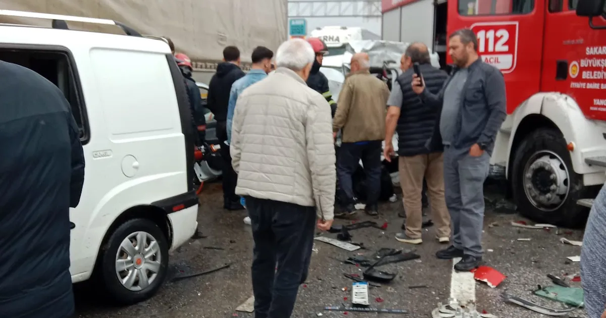 Sakarya’da itfaiye aracı, tır ve 3 araca çarptı!
