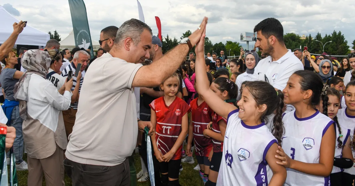 Bursa’da Mini Voleybol Şenliği’nde çocuklar madalyalarını aldı