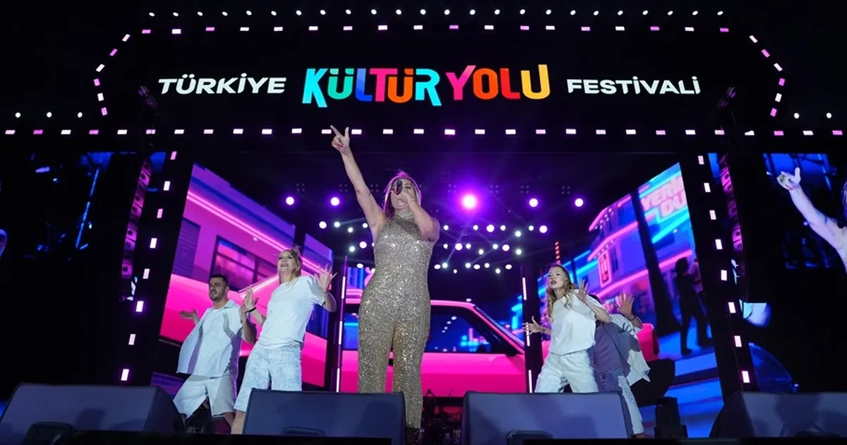 Demet Akalın, coşkuyu Bursa’da zirveye taşıdı