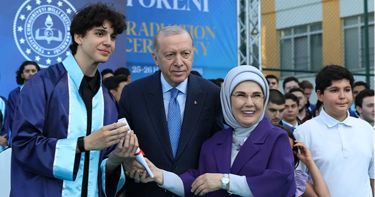 Erdoğan torununa diplomayı verdi