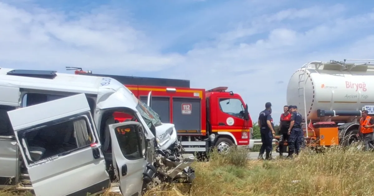 Keşan-Gelibolu yolunda kaza… Tıra çarpan minibüste 16 kişi yaralandı