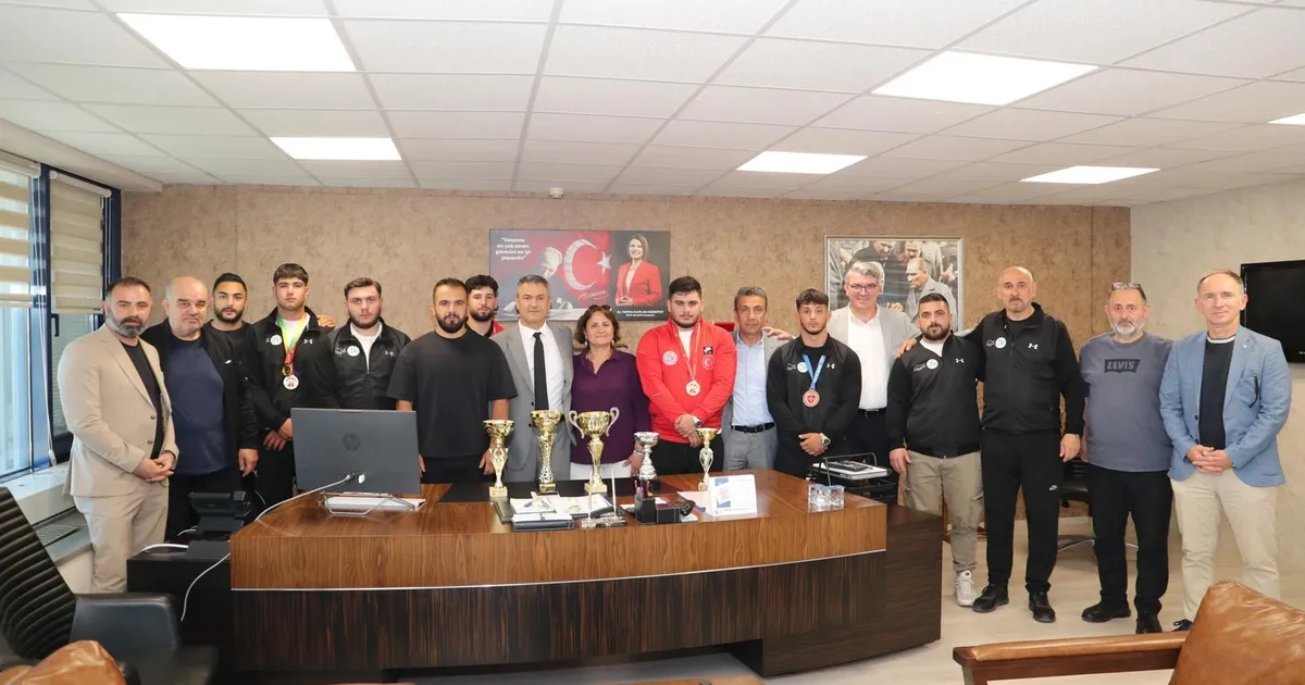 Kocaeli’de İzmit Belediyesporlu güreşçilerden çifte başarı