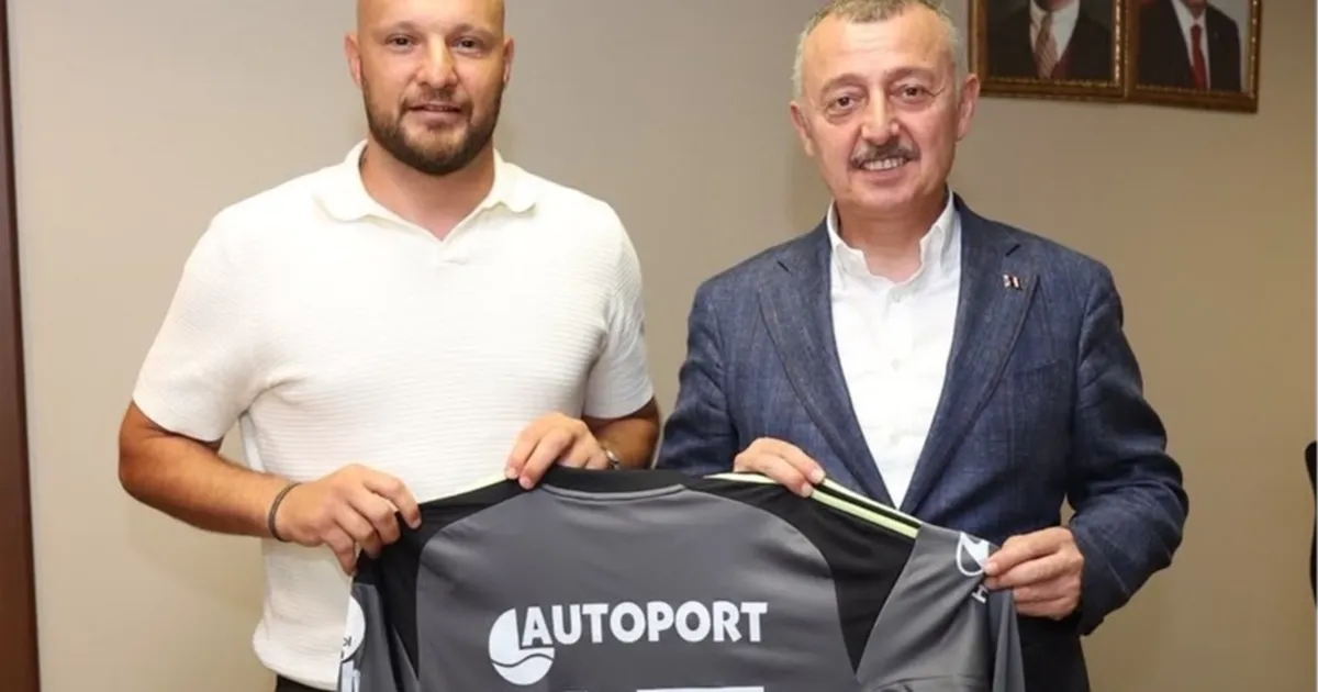 Kocaelispor’un kaptanı formasını Başkan Büyükakın’a hediye etti
