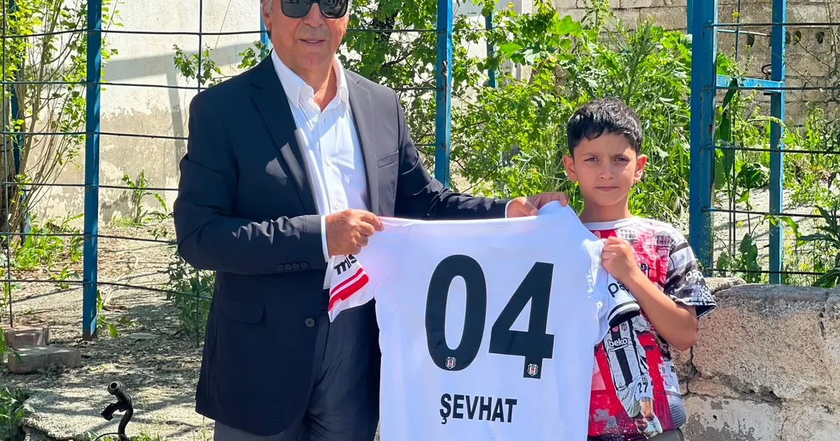 Seyit Ateş, Ağrılı taraftar Şevhat’ın Beşiktaş forması hayalini gerçekleştirdi