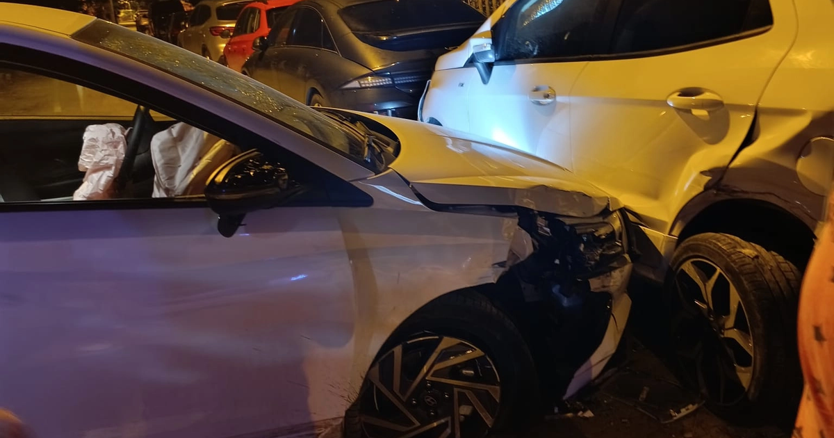 Erikli Sahili’nde 4 araca çarpan otomobil kazaya neden oldu