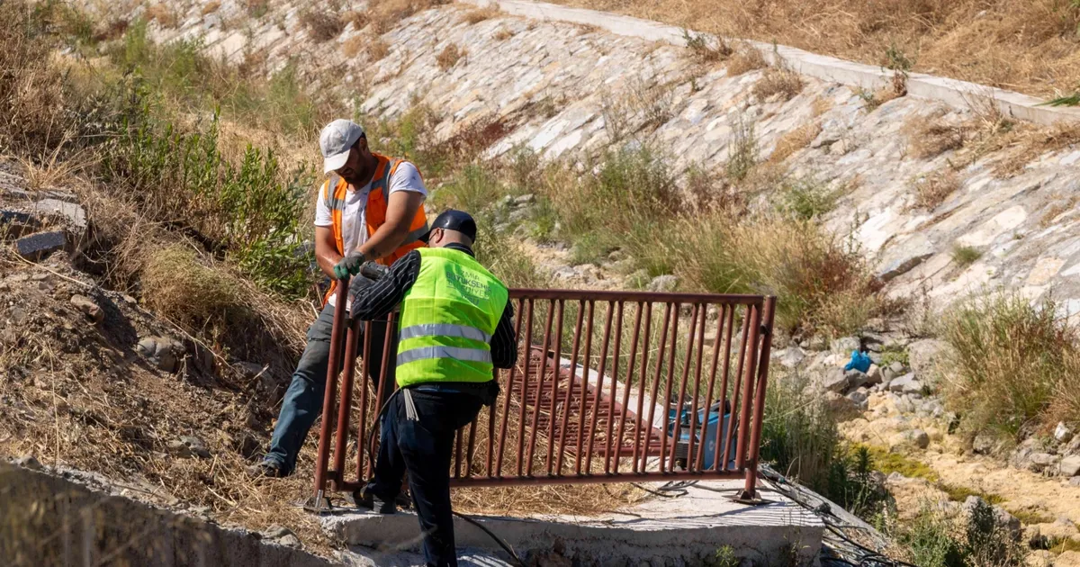 İzmir Seferihisar’da selin izleri siliniyor