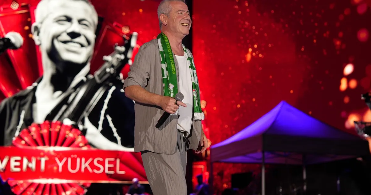 Levent Yüksel dillerden düşmeyen şarkıları Bursa’da seslendirdi