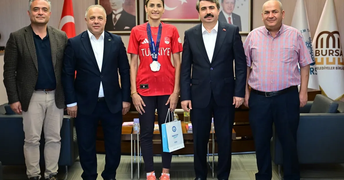 Milli tekvandocu madalya sevincini Oktay Yılmaz’la paylaştı