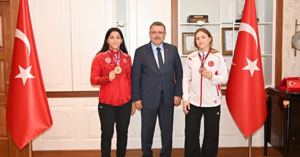 Şampiyon sporculara Başkan Genç’ten övgü