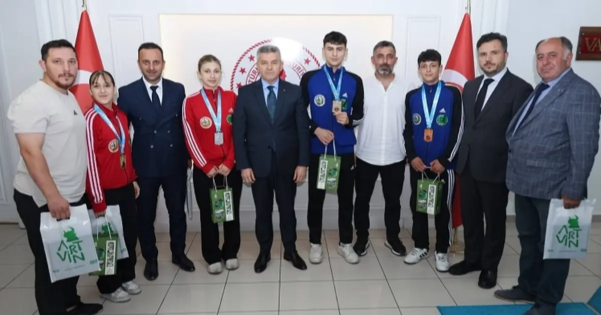 Türkiye şampiyonları Artvin Valisi’ne konuk oldu
