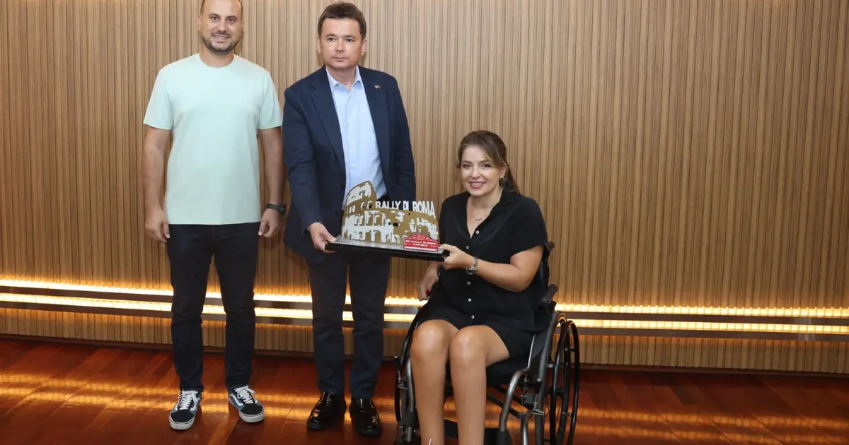Bursa Osmangazili başarılı pilot kupasını Başkan Aydın’la paylaştı