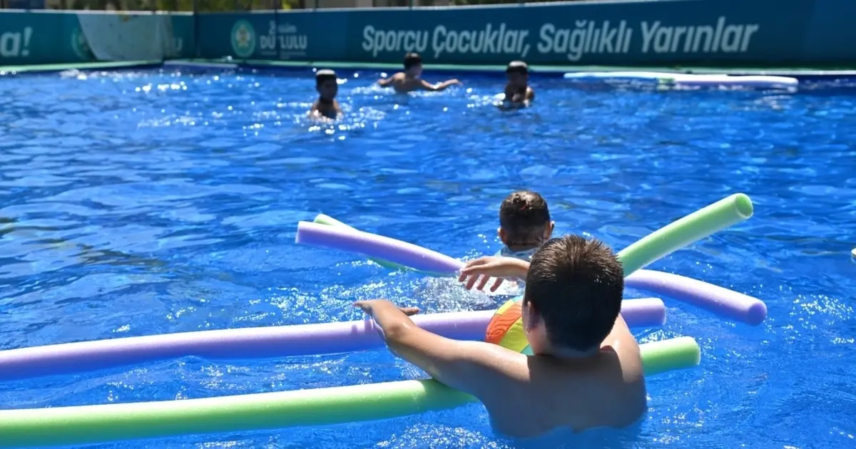 Manisa’da çocuklar hem serinleyecek hem yüzme öğrenecek