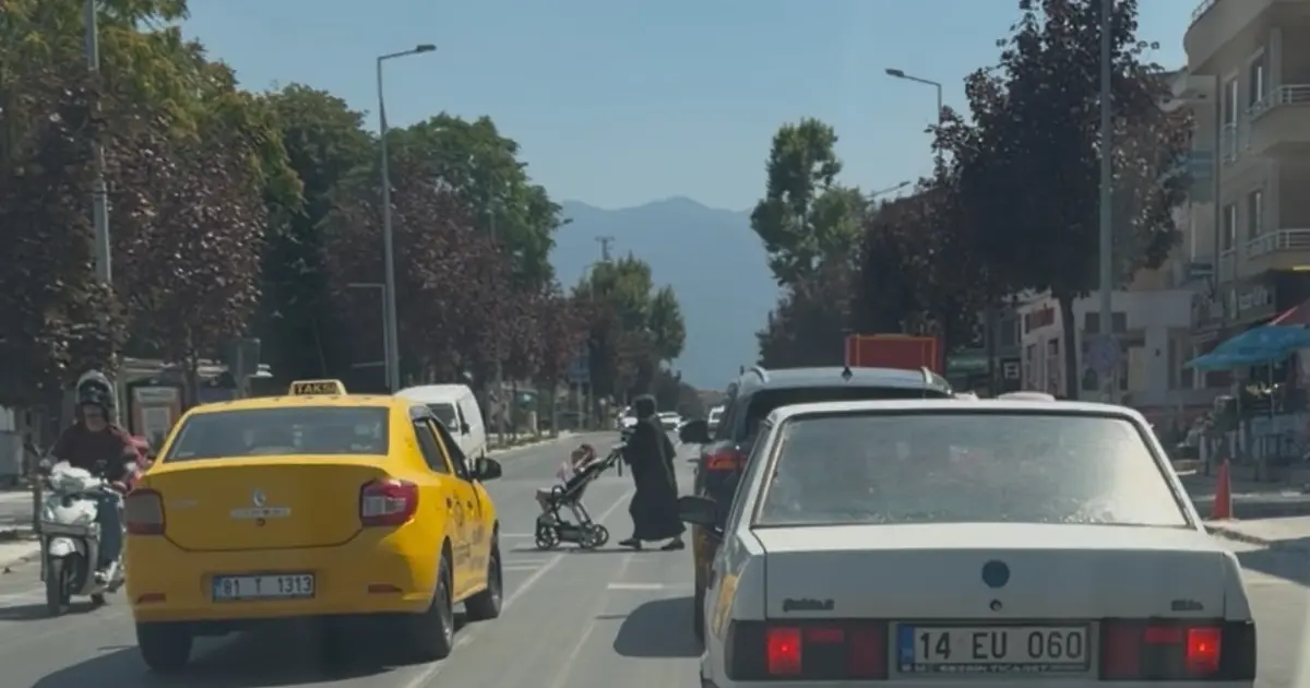 Yaya geçidinde tehlikeli sollama kamerada